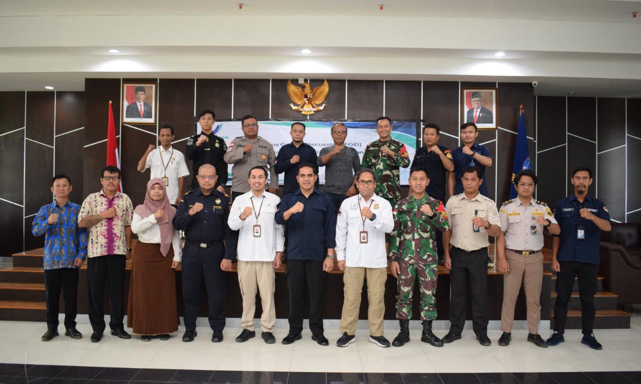 Foto: Foto bersama usai Focus Group Discussion (FGD) bersama peserta dan Kepala Loka POM di Kabupaten Sambas, Agus Wahyudi. (Foto/Humas) 