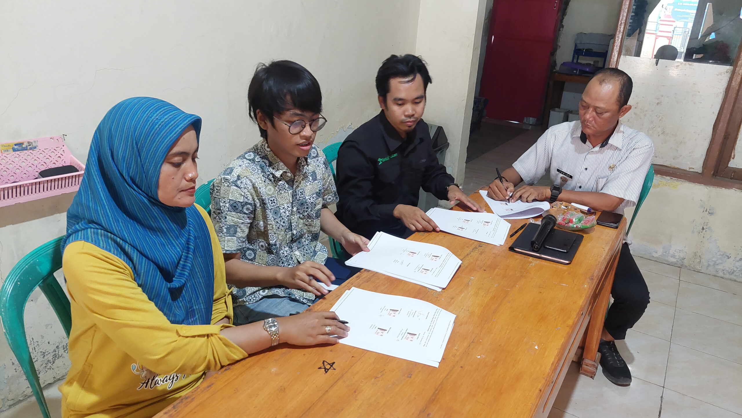 Proses penandatanganan kerja sama dalam pemanfaatan karbon biru di Desa Ujungalang, Cilacap. (Dokumentasi: LindungiHutan).