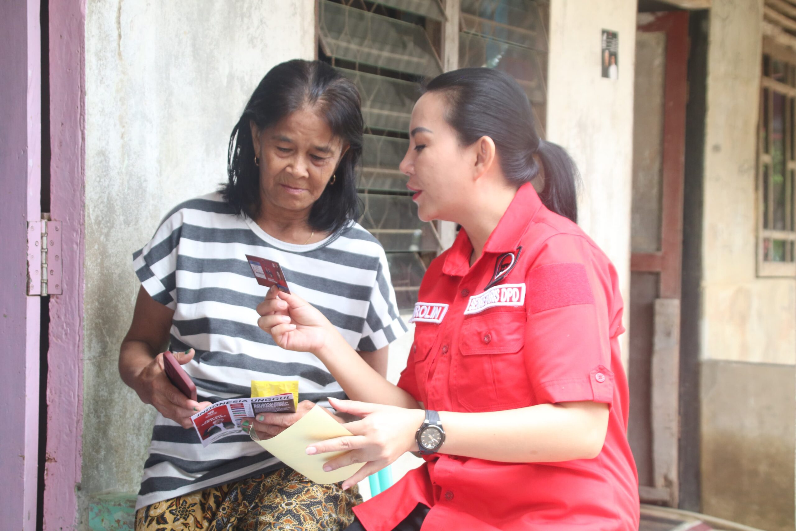 melakukan kampanye door to door untuk menyampaikan program unggulan Calon Presiden (Capres) dan Calon Wakil Presiden (Cawapres) nomor 3