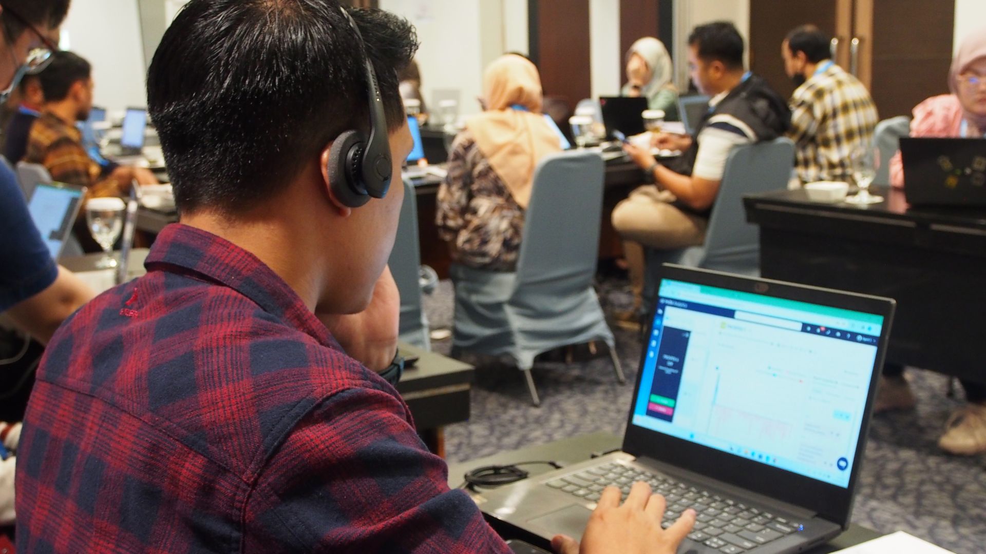 Penggunaan MiiTel dalam sesi role play oleh peserta pelatihan Contact Center