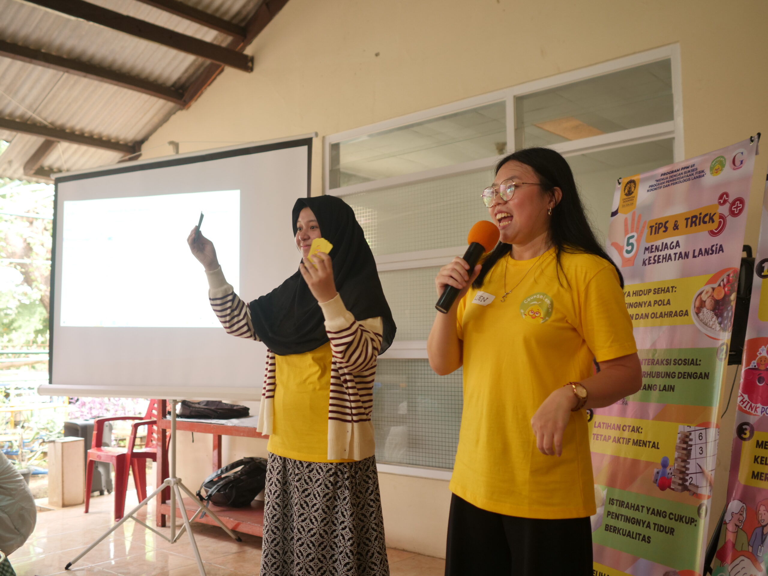 Kegiatan psikoedukasi dan permainan kartu untuk pemberdayaan psikologis, kognitif, dan sosial lansia.