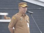 Sekda Ketapang Alexander Wilyo pimpin apel rutin di jajaran Sekretariat Daerah Kabupaten Ketapang, Senin (08/01/2024). (Foto/Prokopim)