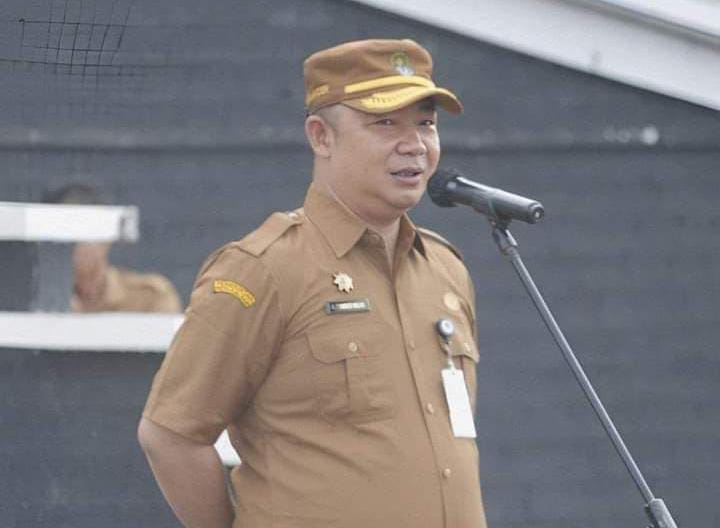 Sekda Ketapang Alexander Wilyo pimpin apel rutin di jajaran Sekretariat Daerah Kabupaten Ketapang, Senin (08/01/2024). (Foto/Prokopim)