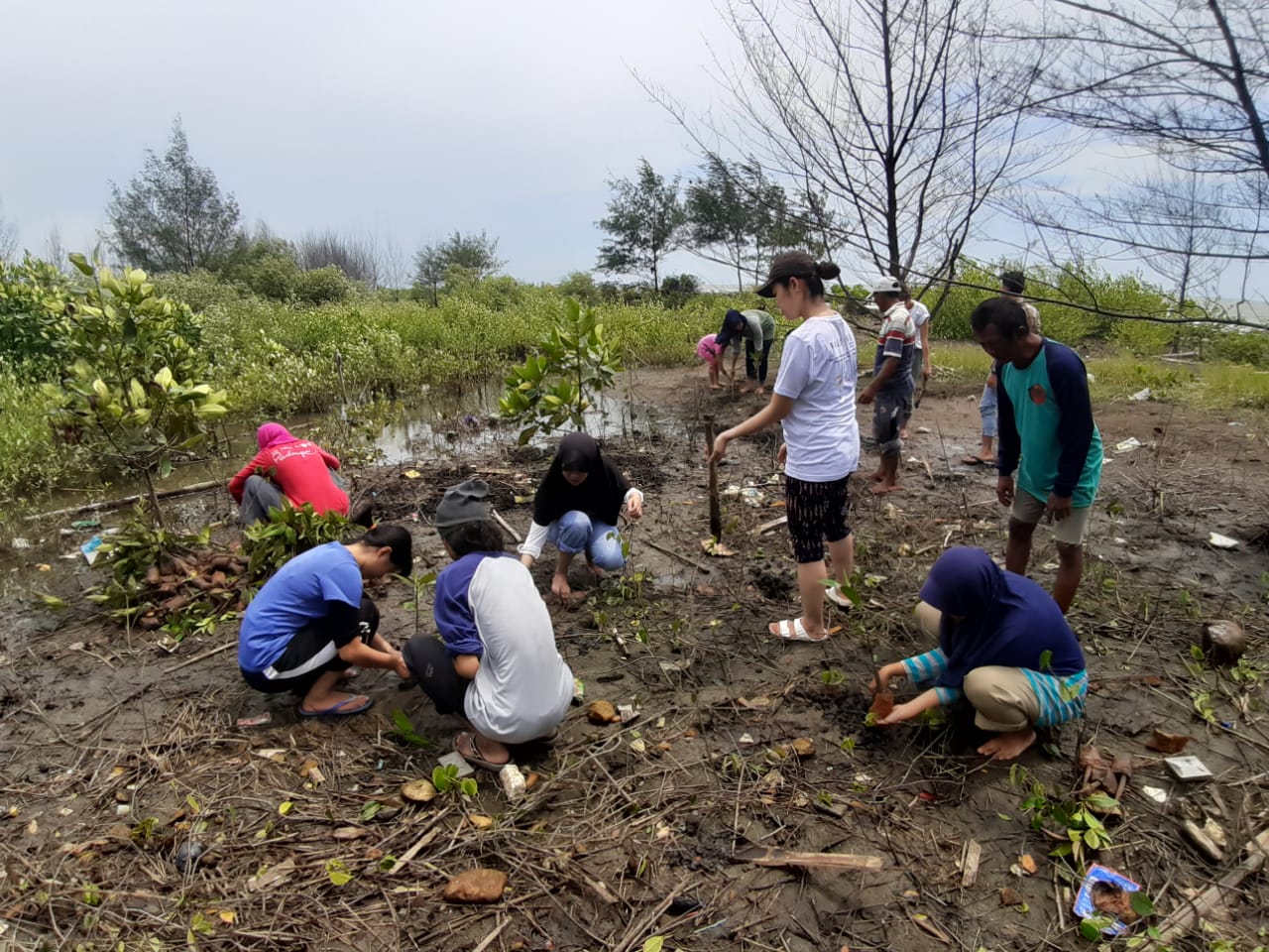 Peserta aksi penghijauan di Pekalongan (Dokumentasi: LindungiHutan).