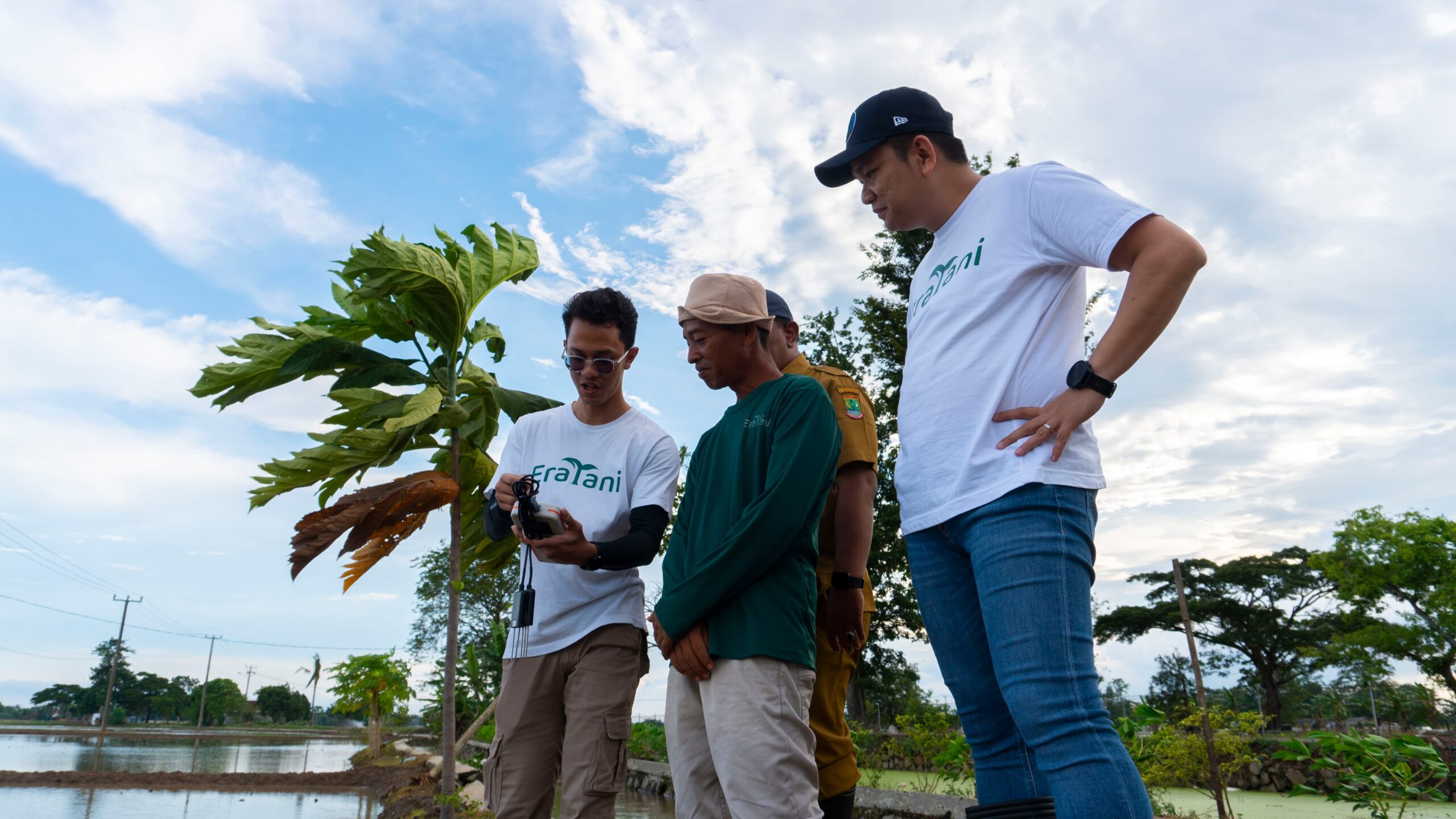 Depan - belakang; Andrew Soeherman (CEO Eratani), Petani Binaan Eratani, Hilman Hasyim Firdaus(Farmer Excellence Lead Eratani)