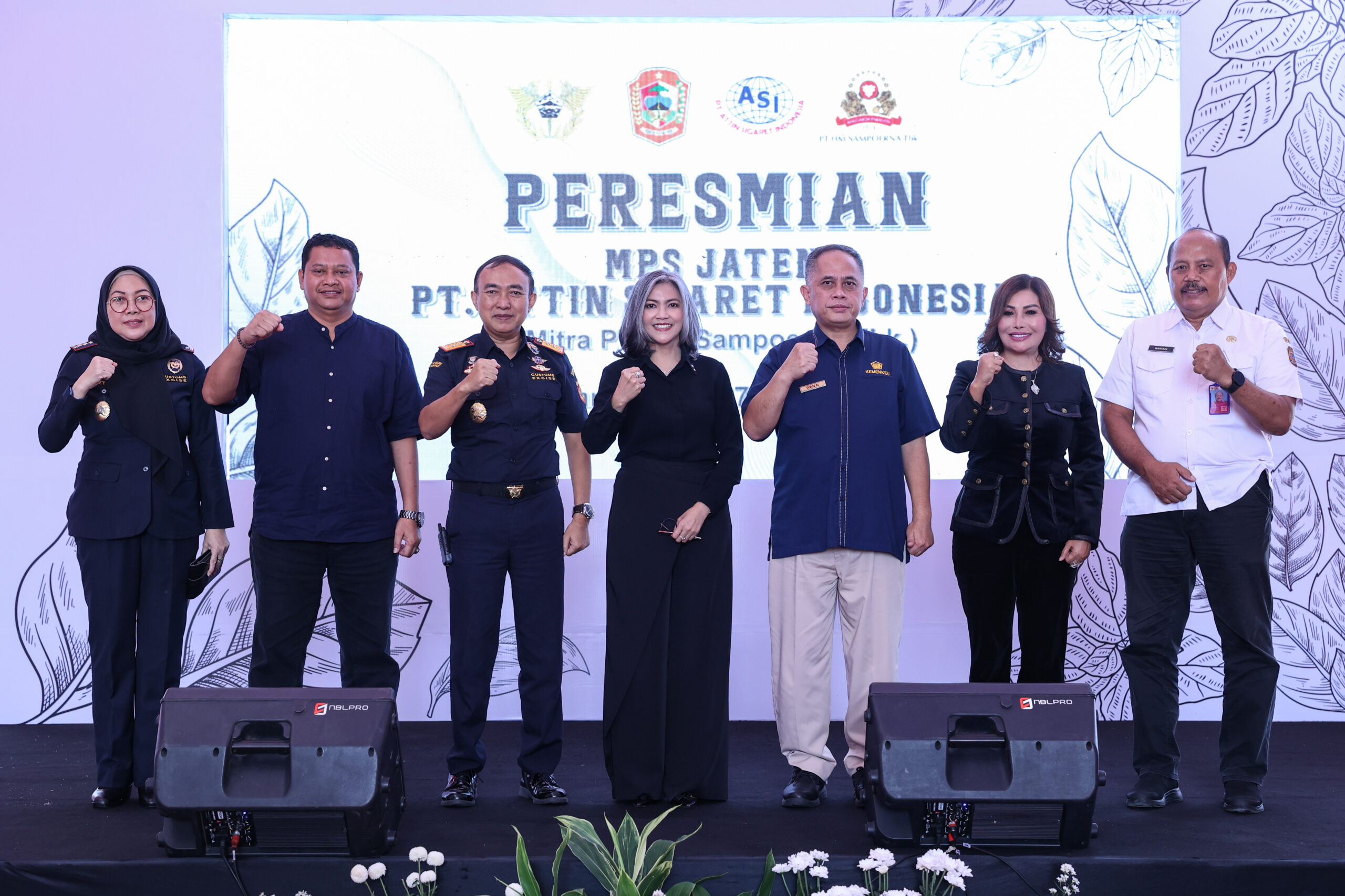 PT HM Sampoerna Tbk. kembali menambah kemitraan dengan pengusaha daerah, yakni PT Attin Sigaret Indonesia, melalui pembukaan fasilitas produksi Sigaret Kretek Tangan (SKT) Mitra Produksi Sigaret (MPS) baru di Jaten, Kabupaten Karanganyar, Jawa Tengah, Rabu (27/3/2024). MPS Jaten diresmikan secara langsung oleh Direktur Teknis dan Fasilitas Cukai, Direktorat Jenderal Bea dan Cukai Kementerian Keuangan RI Iyan Rubiyanto (ketiga dari kanan) dengan didampingi oleh Direktorat Jenderal Bea dan Cukai Jawa Tengah dan Daerah Istimewa Yogyakarta Akhmad Rofiq, Kepala Kantor Pengawasan dan Pelayanan Bea dan Cukai Surakarta Yetty Yulianty, Kepala Dinas Perdagangan, Perindustrian dan Tenaga Kerja Kab Karanganyar Martadi, Ketua Paguyuban Mitra Produksi Sigaret Indonesia Sriyadi Purnomo, Pemilik PT Attin Sigaret Indonesia Sri Yatin, serta Direktur PT HM Sampoerna Tbk. (Sampoerna) Elvira Lianita.