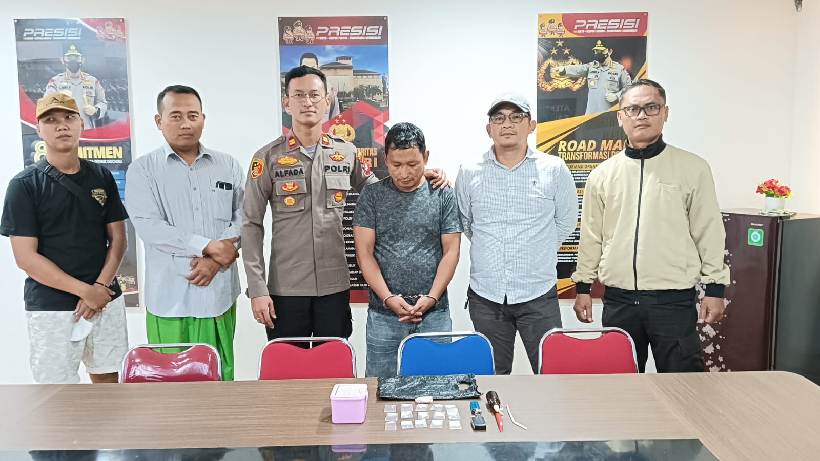 seorang pria pengedar sabu berhasil di amankan oleh personil Polsek Sandai dalam sebuah operasi di Dusun Kediuk, Desa Istana, Kecamatan Sandai, Kabupaten Ketapang pada Rabu (27/03/2024).