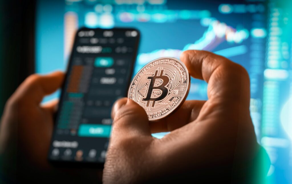 Ilustrasi investasi aset kripto Bitcoin. Sumber: Shutterstock.