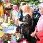 Pj. Bupati Kayong Utara, Alfian menikmati kue tradisional