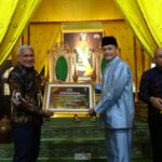 penyerahan penghargaan dari BNN RI kepada Sultan Pontianak ke IX