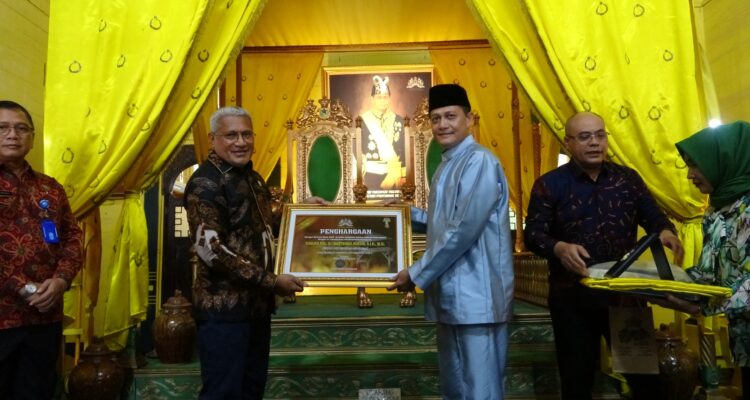 penyerahan penghargaan dari BNN RI kepada Sultan Pontianak ke IX