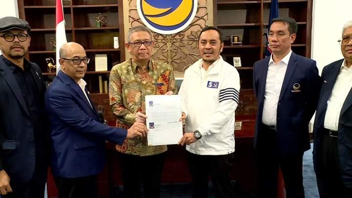 Sekretaris Bappilu DPP Partai Nasdem, Willy Aditya menyerahkan Rekomendasi kepada Sutarmidji sebagai Calon Gubernur Kalbar. (Foto/Ist)