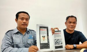 Kepala Desa Pusat Damai, Siprianus Joe (kanan) bersama kuasa menunjukan sejumlah pemberitaan yang mencemarkan nama baiknya, Jumat (14/6/6). Ia berencana membuat laporan polisi.