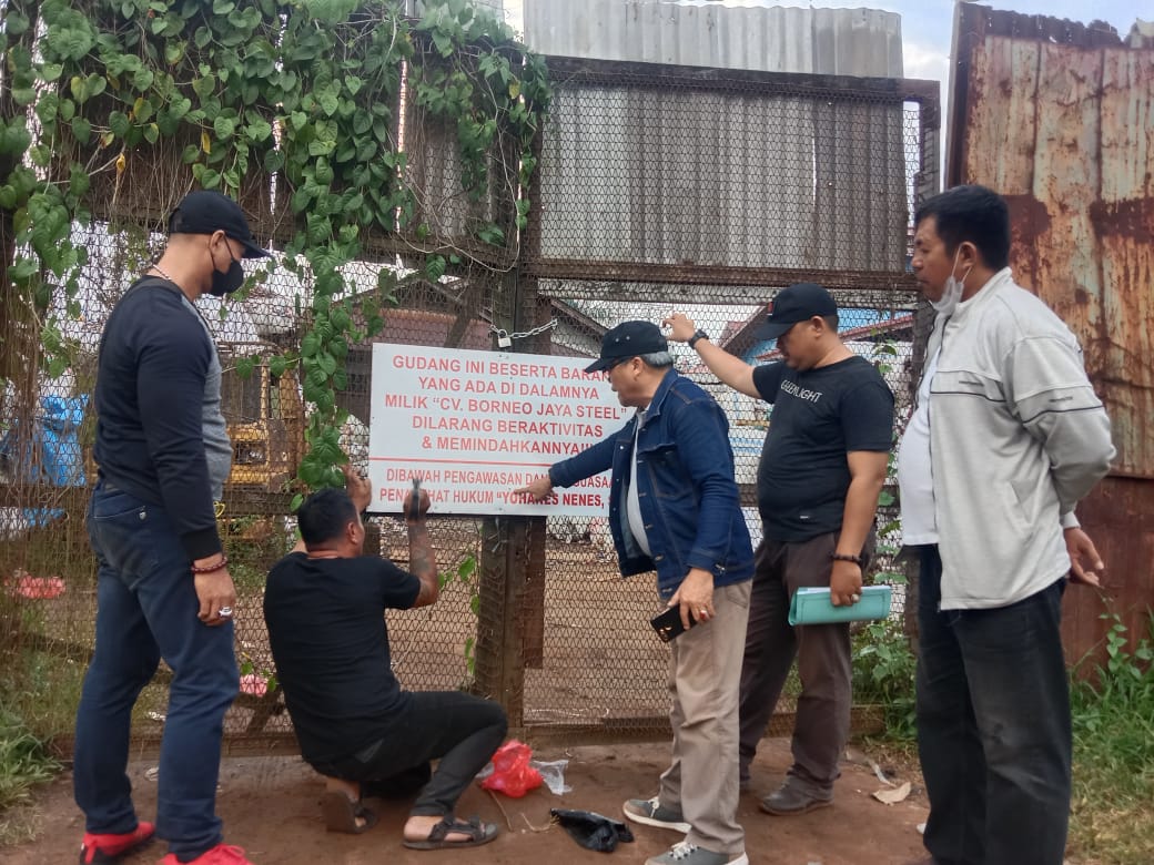 ebuah Gudang Besi di Jalan 28 Oktober, Kelurahan Siantan Hulu, Kecamatan Pontianak Utara disegel