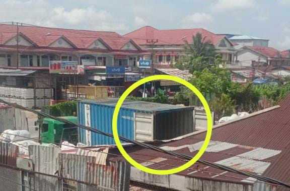 Foto: Sebuah Kontainer digunakan Apan untuk mengangkut Besi dan Barang Bekas di Gudang yang sedang mengalami masalah Hukum di Jl. 28 Oktober, Kelurahan Siantan Hulu. (Foto/Ist)