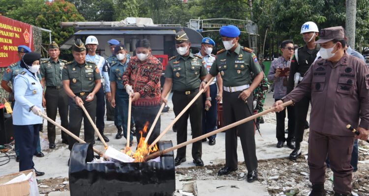 Pangdam XII/Tanjungpura Mayjen TNI Iwan Setiawan, S.E., M.M., bersama dengan Orjen TNI Babinkum TNI, Mayjen TNI Dr. Mokhamad Ali Ridho, S.H., M.Hum., serta BNN musnahkan sebanyak 21,028 Kilogram Sabu di Otmil II-06 Pontianak.