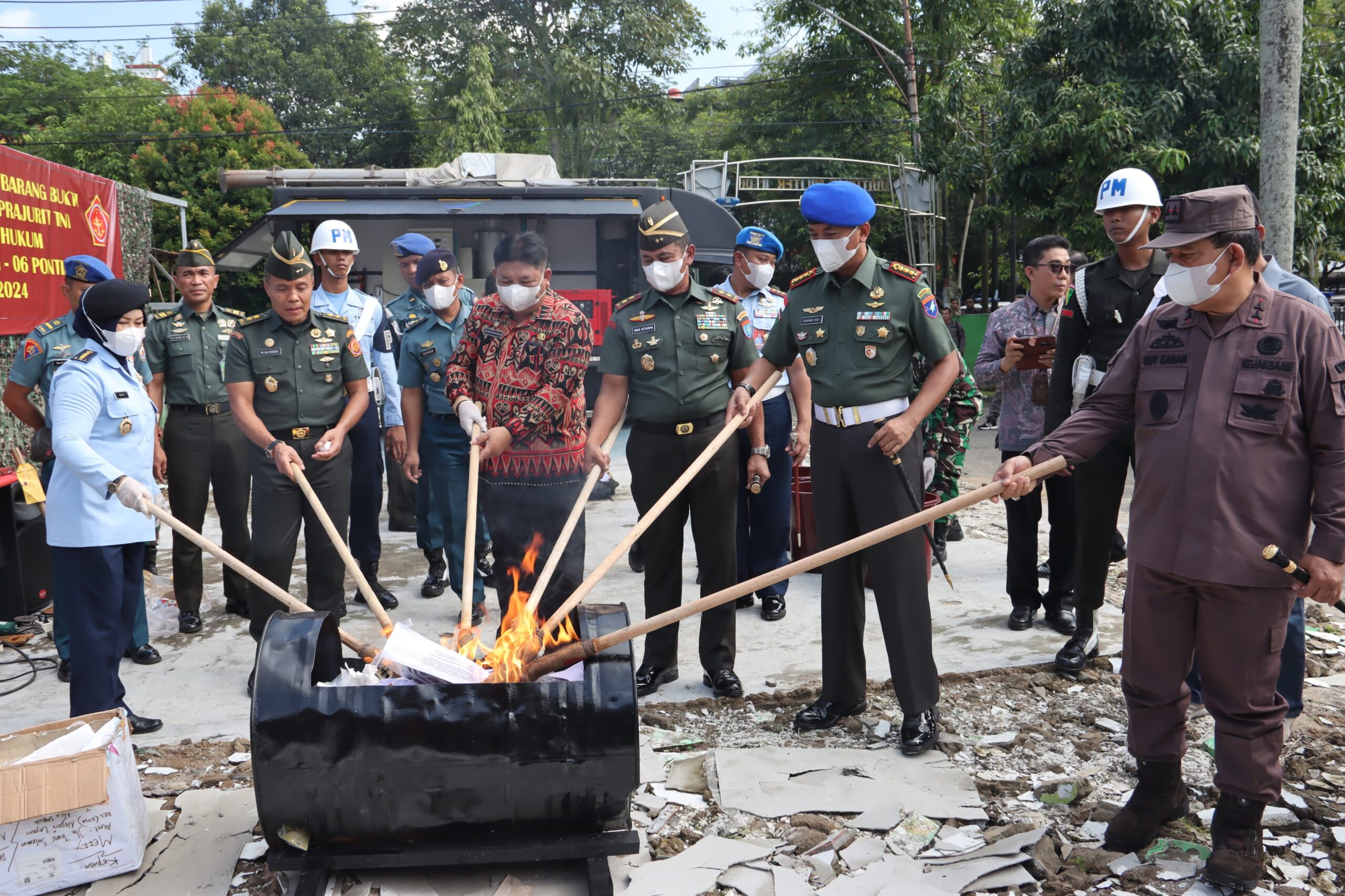 Pangdam XII/Tanjungpura Mayjen TNI Iwan Setiawan, S.E., M.M., bersama dengan Orjen TNI Babinkum TNI, Mayjen TNI Dr. Mokhamad Ali Ridho, S.H., M.Hum., serta BNN musnahkan sebanyak 21,028 Kilogram Sabu di Otmil II-06 Pontianak.