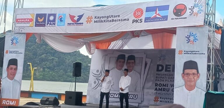 Pasangan Calon Bupati dan Wakil Bupati Kayong Utara, Romi Wijaya dan Amru Chanwari saat saat di Pelantaran Sail Selat Karimata Pantai Pualau Datok Sukadana. Selasa (27/08/2824)