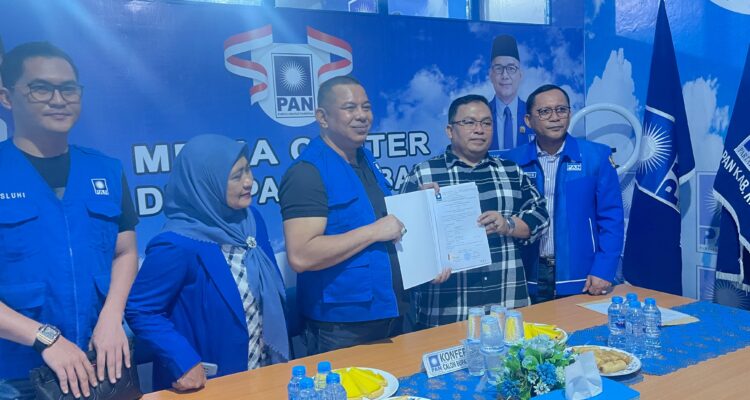 Foto : Penyeraha dokumen Rekomendasi Partai PAN Kepada Pasangan Balon  Bupati Kubu Raya 2024 Mendatang,
