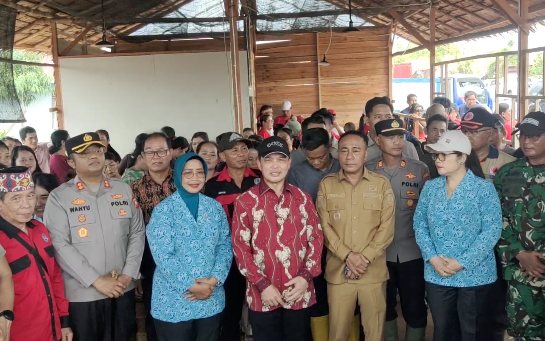 foto bersama tokoh masayarakat dan korban banjir