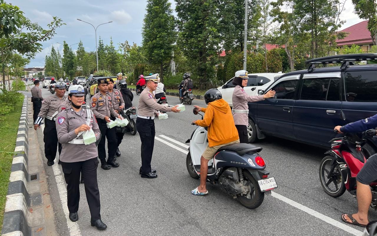 Polisi Berbagi Takjil