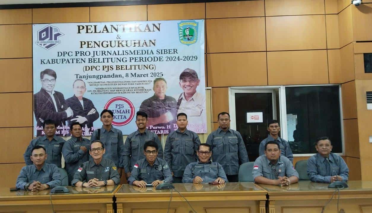 Foto brsama Prosesi pelantikan DPC PJS Kab Belitung oleh Ketua DPD PJS Babel, Rikky Permana dihadiri Ketua Umum DPP PJS Mahmud Marhaba, Sabtu (08/03/2025).