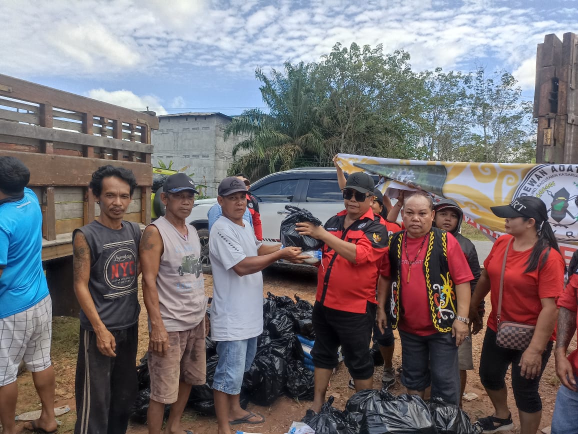 Ketua DAD KKR Bagikan Sembako ke Korban  Banjir di Kecamaran Ambawang