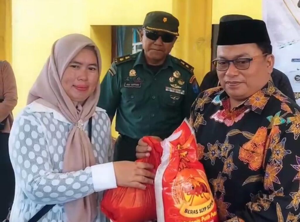 Foto : Wakil Bupati Sukiryanto  menyerahkan beras secara simbolis pada operasi pasar di kecamatan batu ampar