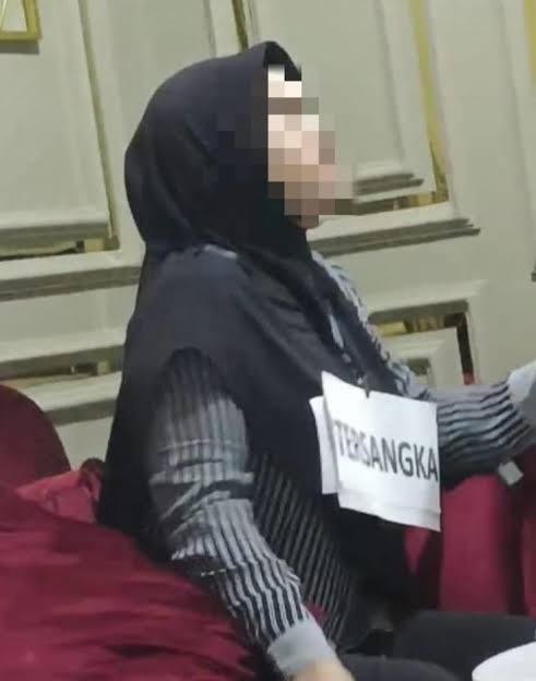 Keterangan Foto : Tersangka  dugaan pembunuhan kades Karya Mukti saat Rekonstruksi di TKP.