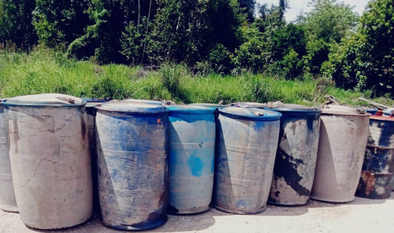 Puluhan Drum Di Duga Bekas Menganggkut Solar