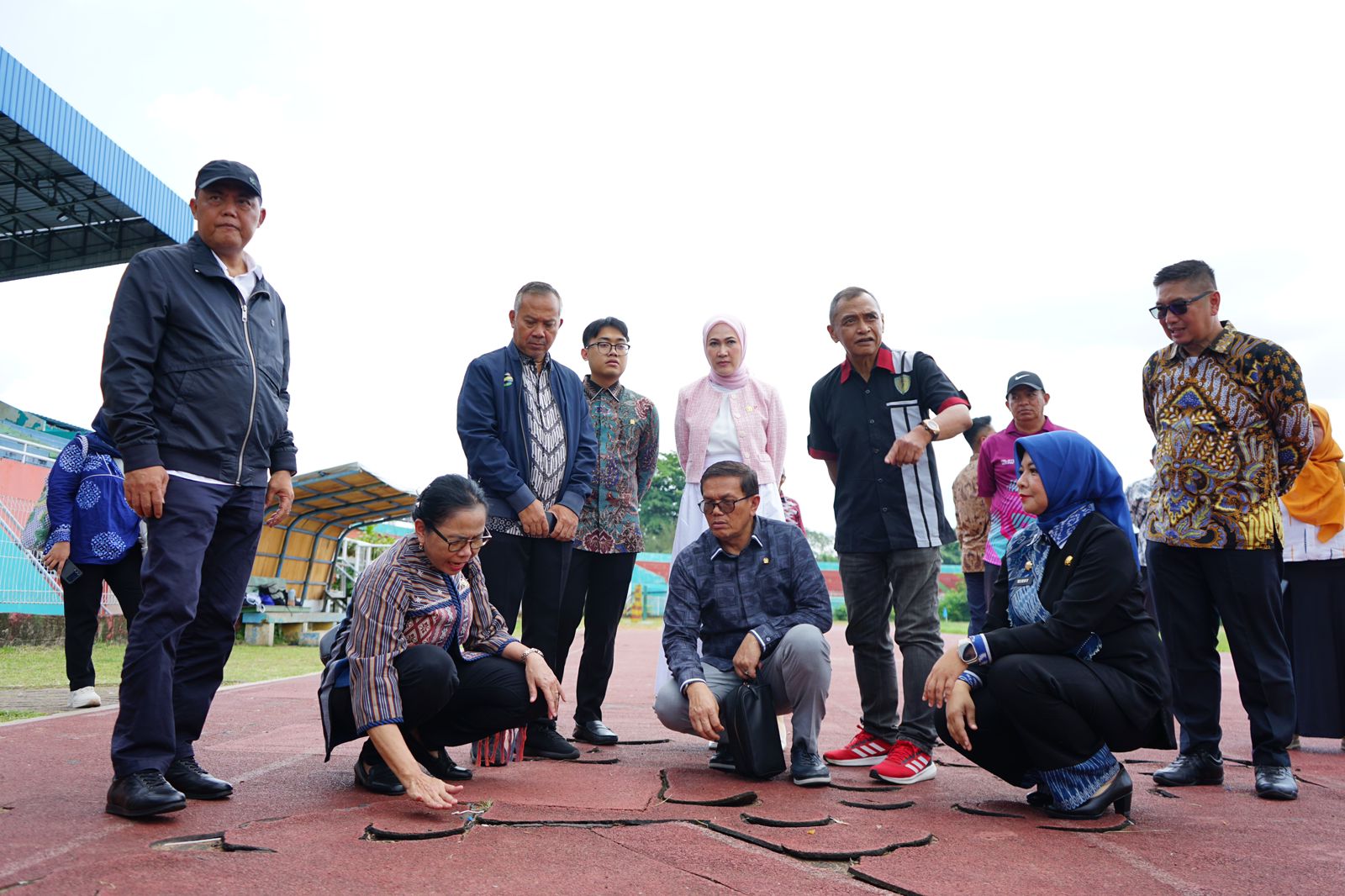 komisi X DPR RI bersama Kadisporapar melaksanakan tinjauan track sintetik SSA Pontianak pada Kamis