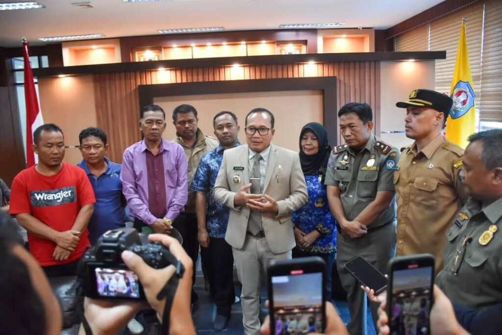 Pertemuan Bupati Sujiwo dengan sejumlah PKL di Kubu Raya