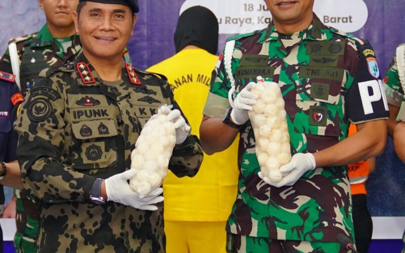 Penyerahan barang bukti dan tersangka penyelundupan telur penyu.