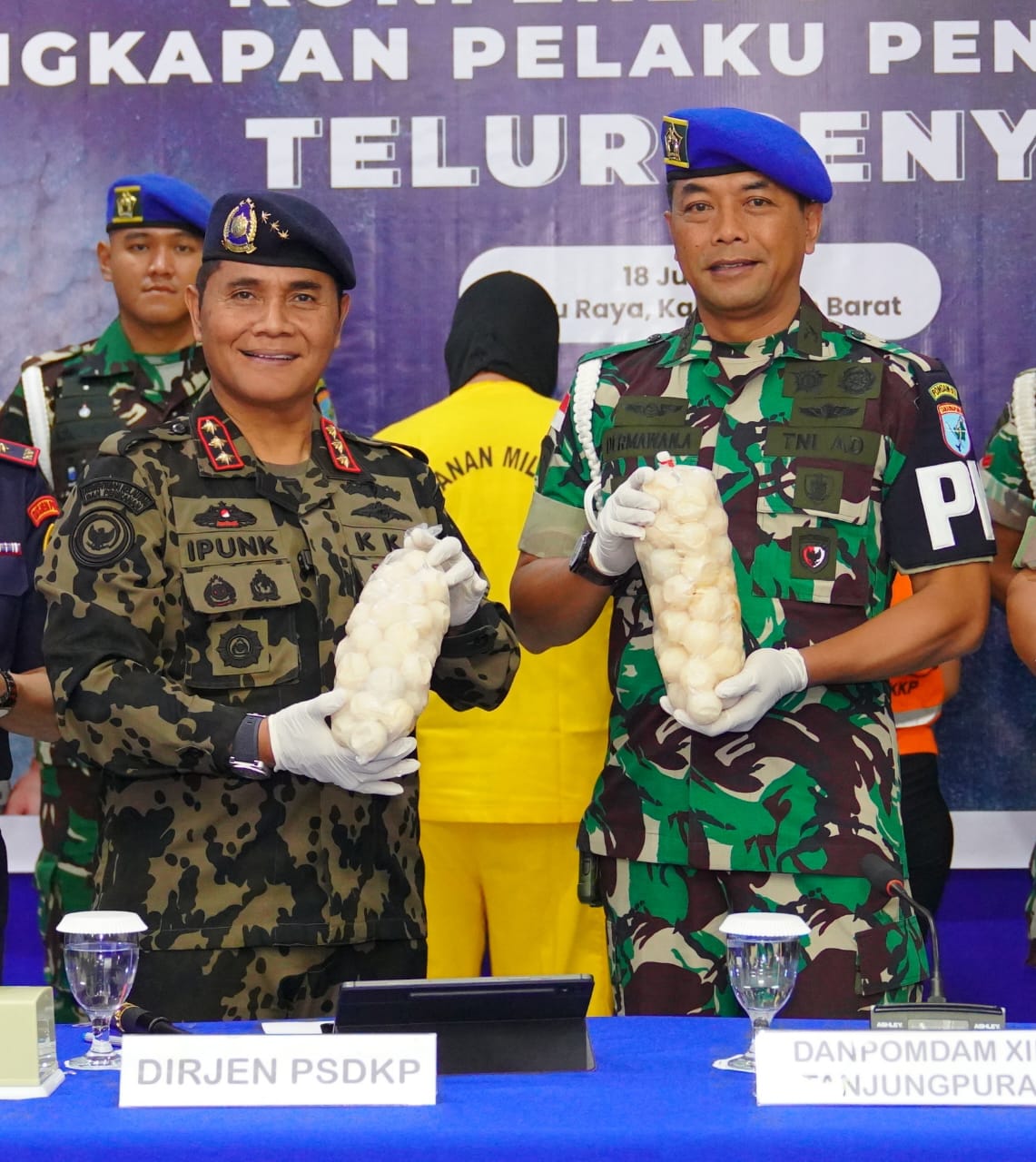 Penyerahan barang bukti dan tersangka penyelundupan telur penyu.