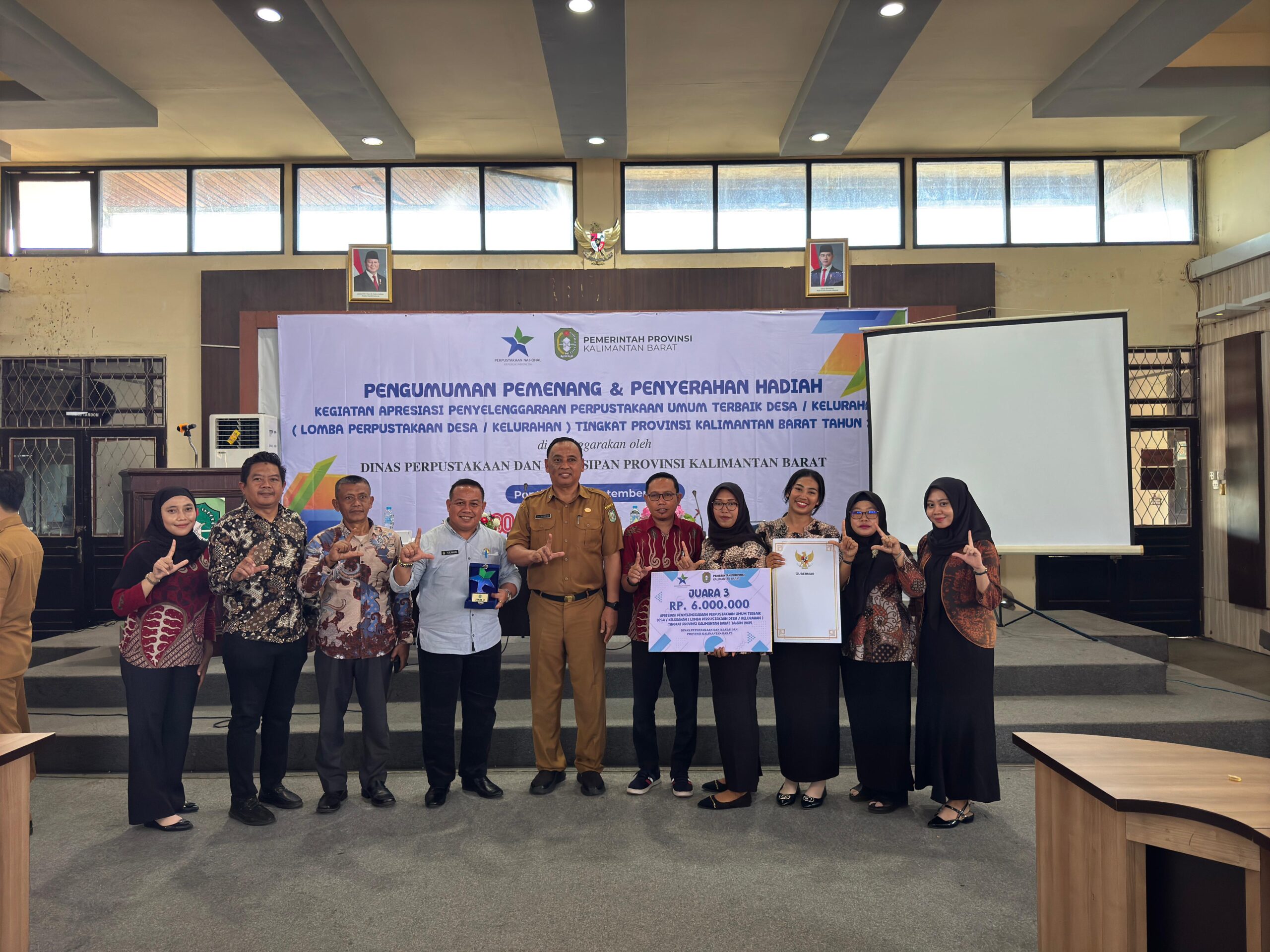 Penyerahan hadiah lomba