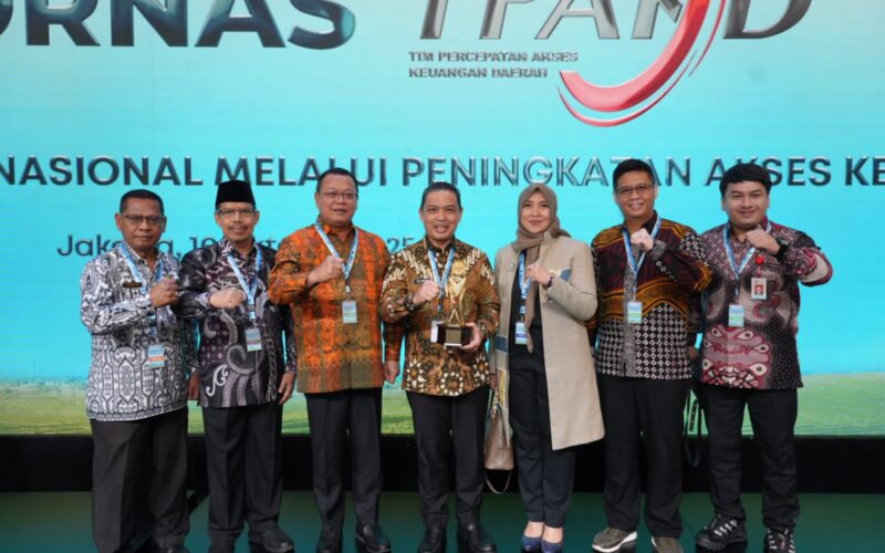 Gubernur Kalbar Ria Norsan bersama Rombongan Poto bersama setelah menerima pengharaan.