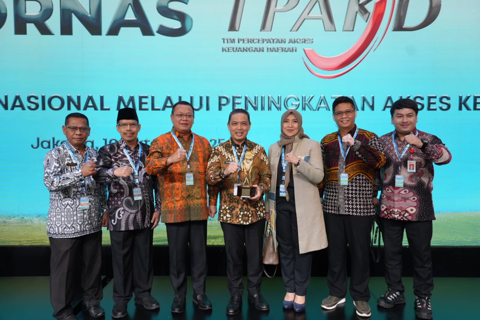 Gubernur Kalbar Ria Norsan bersama Rombongan Poto bersama setelah menerima pengharaan.