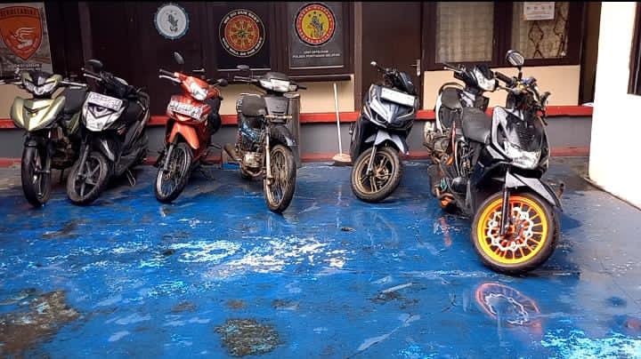 Sejumlah motor remaja pelaku balap liar masih terparkir di Mapolsek Pontianak Selatan pada Jumat sore (10/10/25)