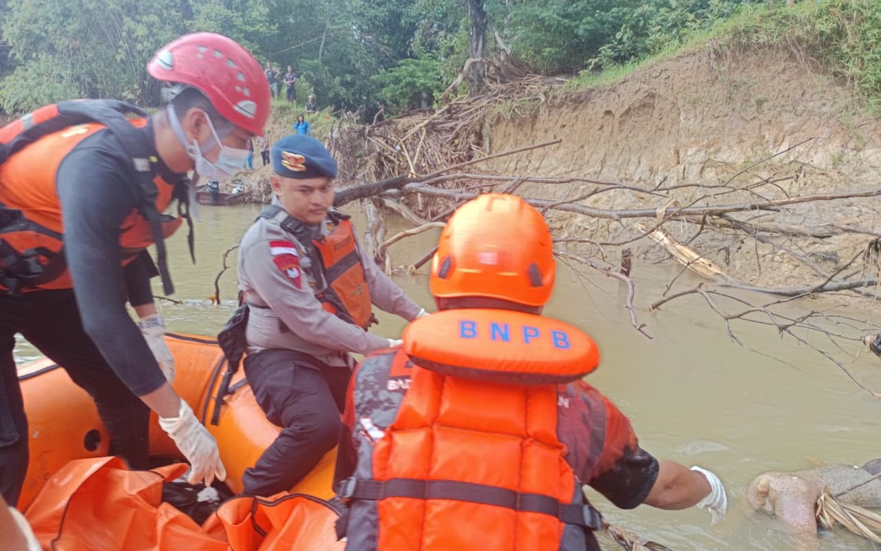 Petugas BPBD Sanggau